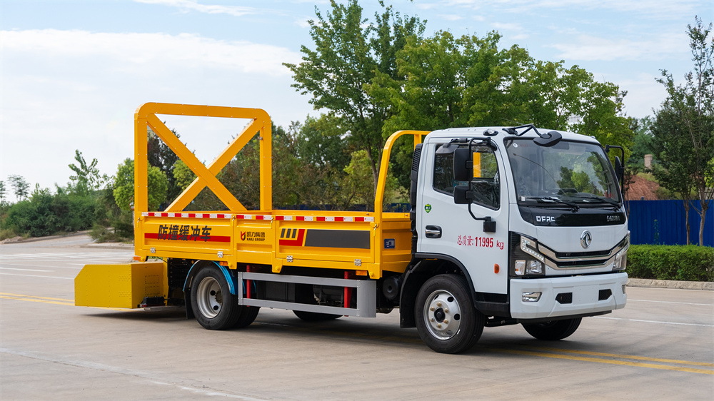 70K80K防撞灑水車-東風D7多利卡防撞緩沖車廠家價格